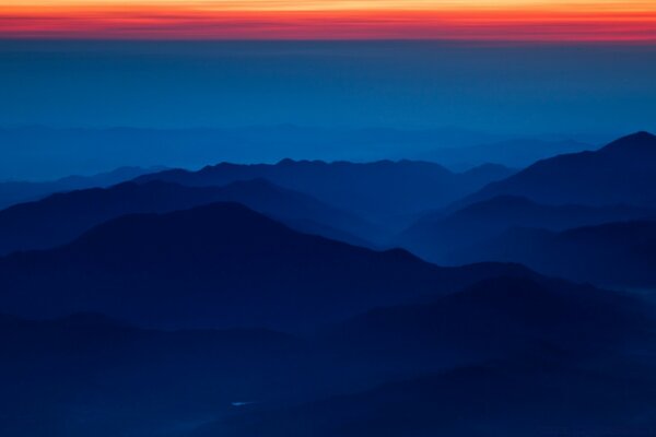 Montagnes minimalistes et ciel sombre