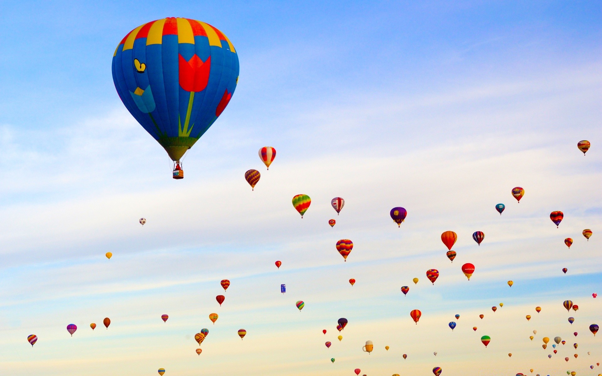 cielo palloncino aria elio cielo libertà volo hot-balloon divertimento vento aereo nuoto festival vacanze viaggi