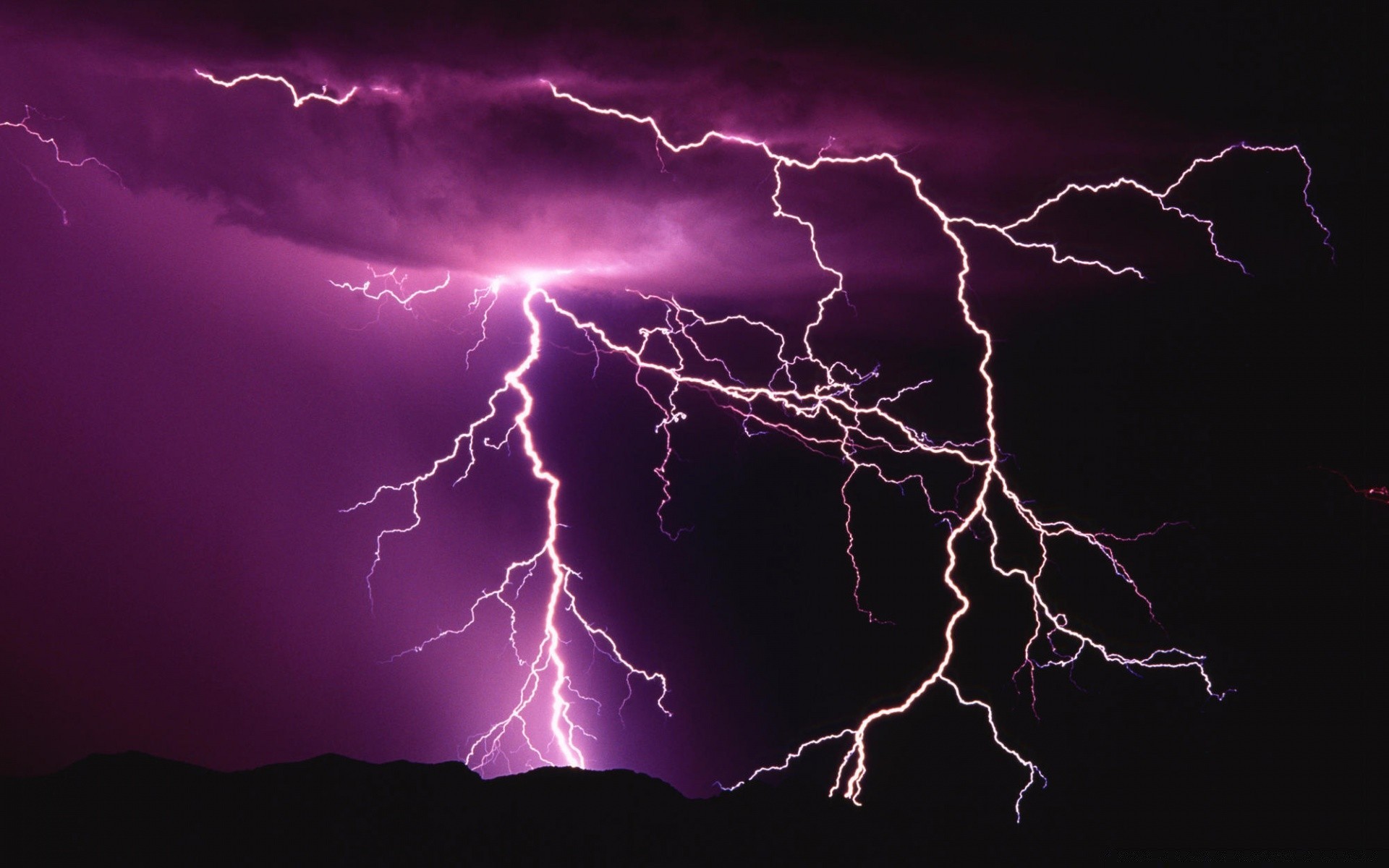 céu relâmpago thunderbolt tempestade trovão tempestade escuro choque chuva perigo desastre flash cegueira zumbido descarga estático mitigação furacão dramático tempo