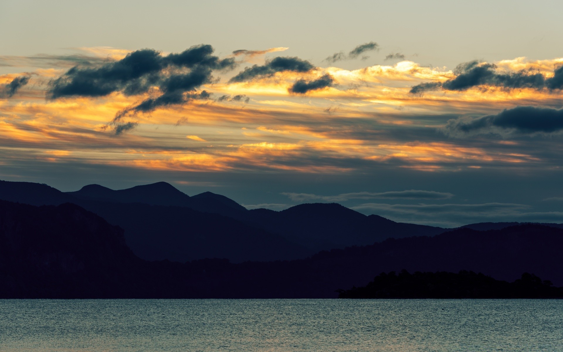 ciel coucher de soleil paysage montagnes aube eau ciel soir crépuscule mer nature voyage lac soleil nuage brouillard océan plage lumière île