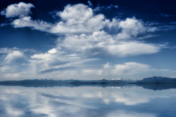 Mar y cielo en azul y azul