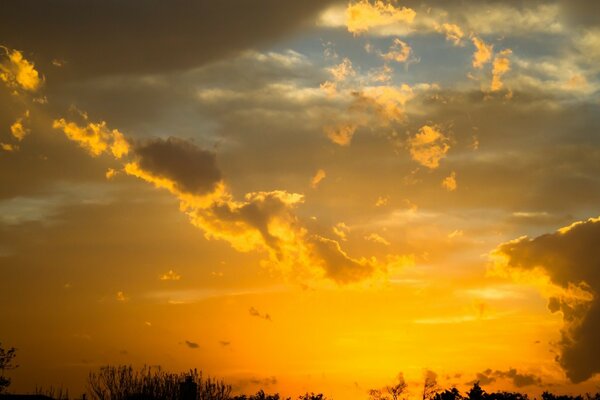 Puesta de sol después de la lluvia reciente