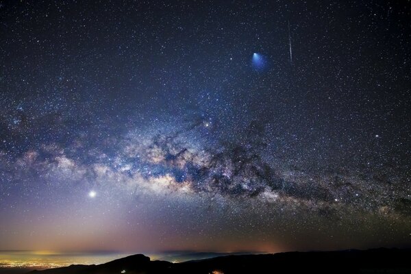 El resplandor de las estrellas en el cielo por la noche