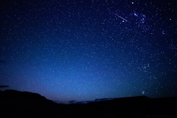 Cielo notturno stellato in inverno