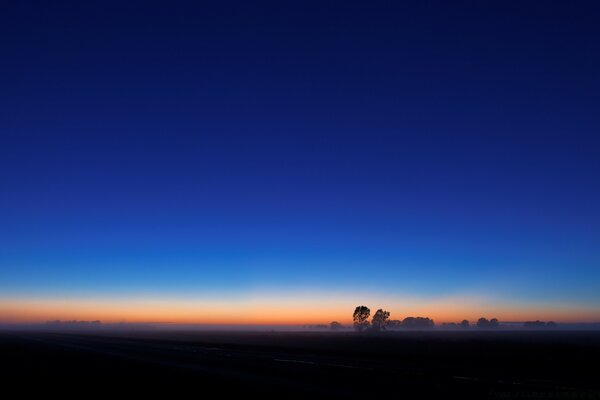 Horizon de ciel avec coucher de soleil et champ sombre