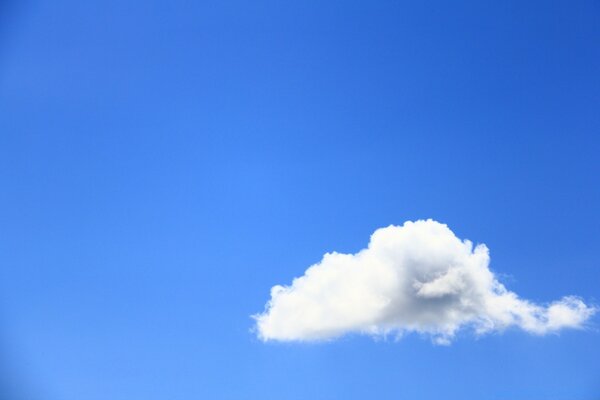 Weiße Wolke am blauen Himmel