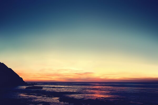 Ciel au coucher du soleil sur fond d eau