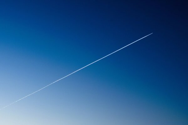 Gradiente de cielo. y el rastro del avión