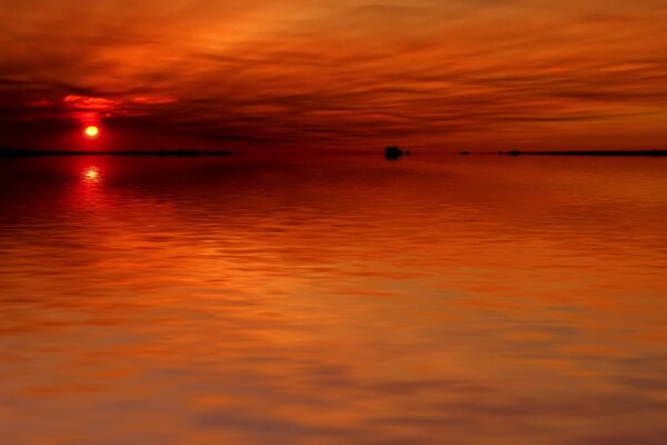 Reflet du ciel dans la soirée au coucher du soleil