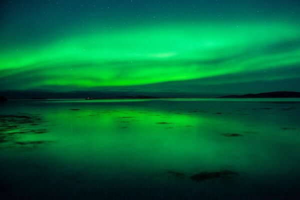 Borrosa Aurora boreal sobre el océano