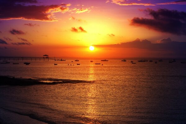 Die Sonne spiegelt sich bei Sonnenuntergang im Wasser wider