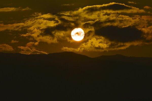 Belo pôr do sol nas montanhas