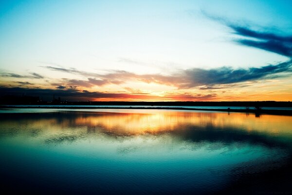 Coucher de soleil sur un beau lac