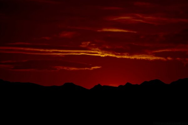 Dans le crépuscule du soir, le coucher de soleil rouge