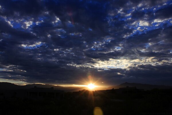 Il cielo al crepuscolo è il tramonto o l alba