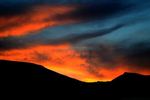 Puesta de sol ardiente en el cielo por la noche