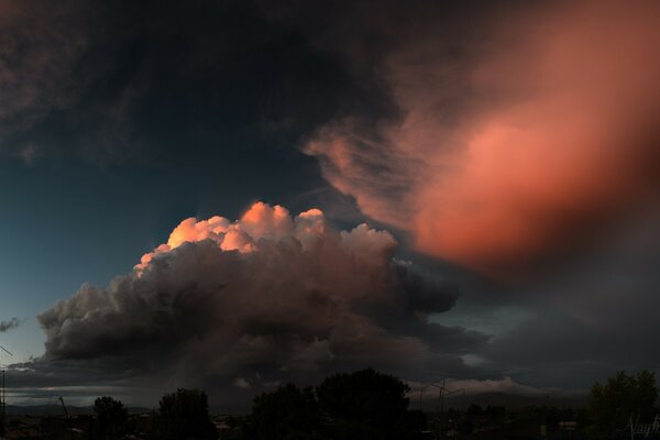 Nuages rouge écarlate coucher de soleil