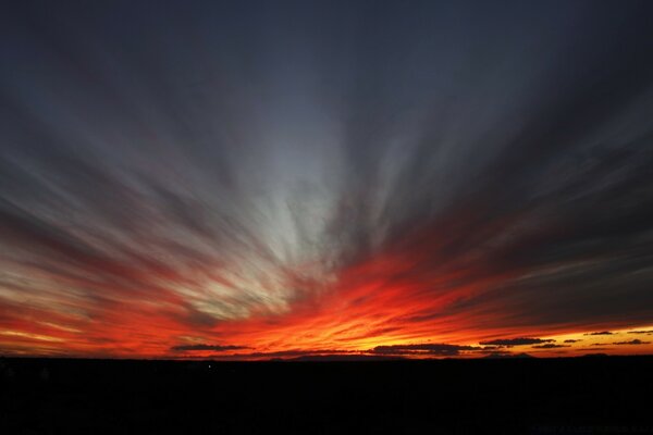 Cielo ardiente con puesta de sol y nubes