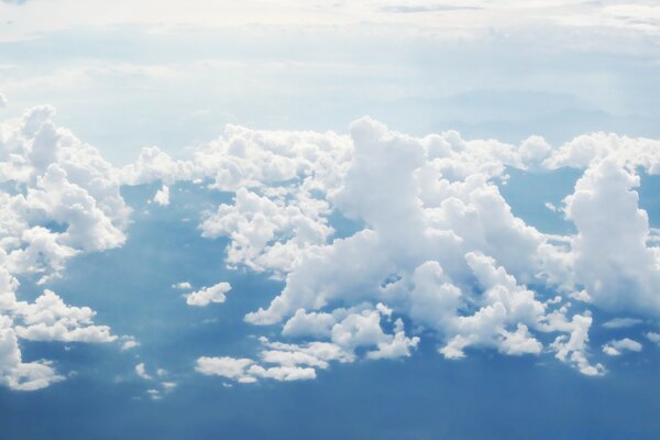 Hermoso cielo azul abajo