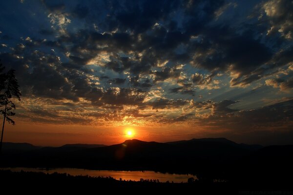 Der Himmel bei Sonnenuntergang im Dunkeln