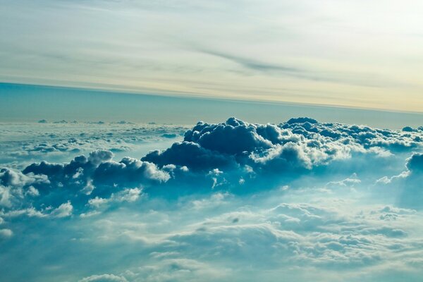 Höhe. Über der Wolkenoberfläche und darüber