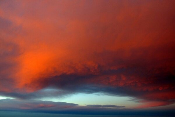 Un alboroto de colores en los rayos del atardecer