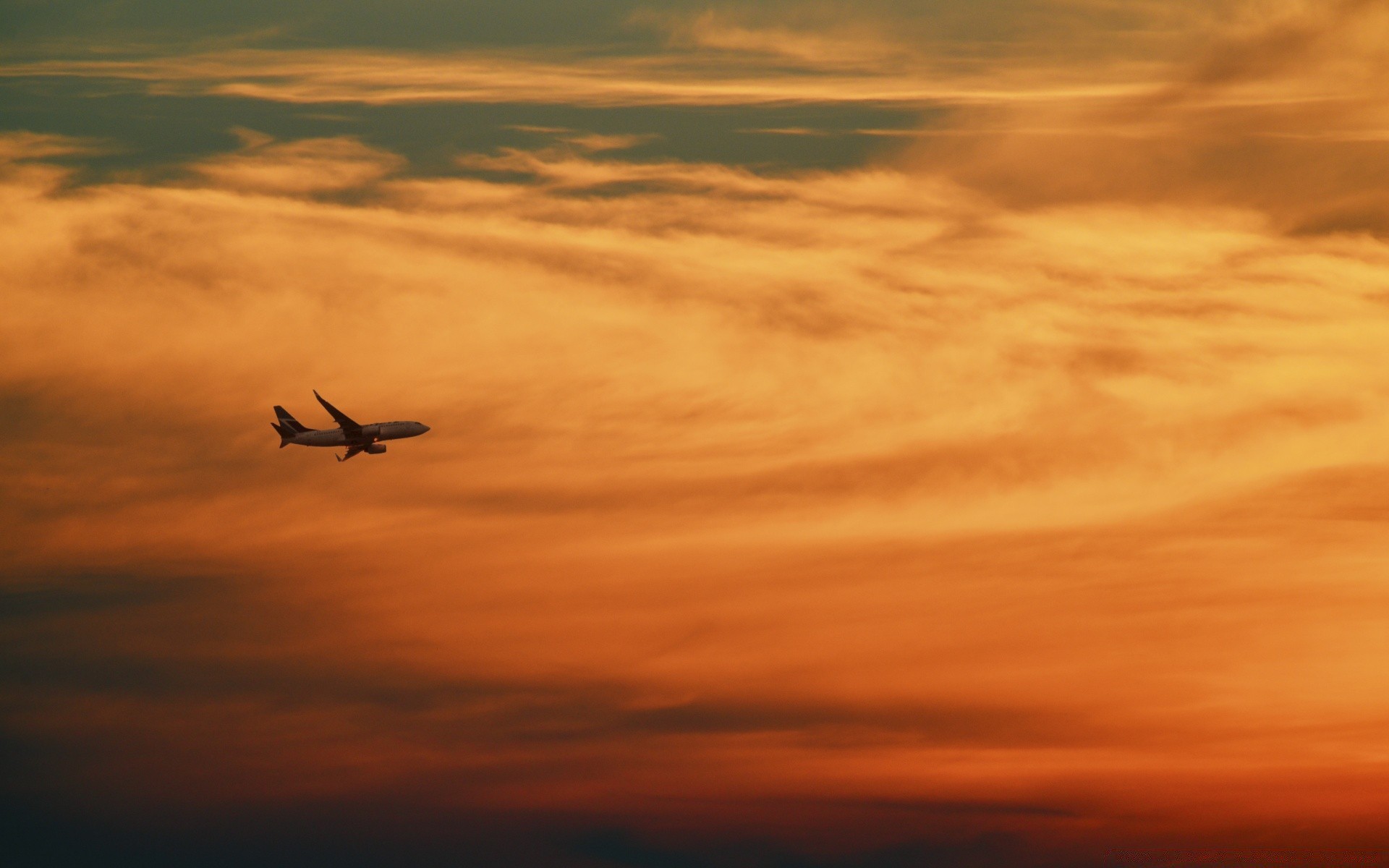 ciel coucher de soleil ciel aube soleil soir avion vol crépuscule rétro-éclairé silhouette beau temps à l extérieur nature avion nuage météo dramatique lumière