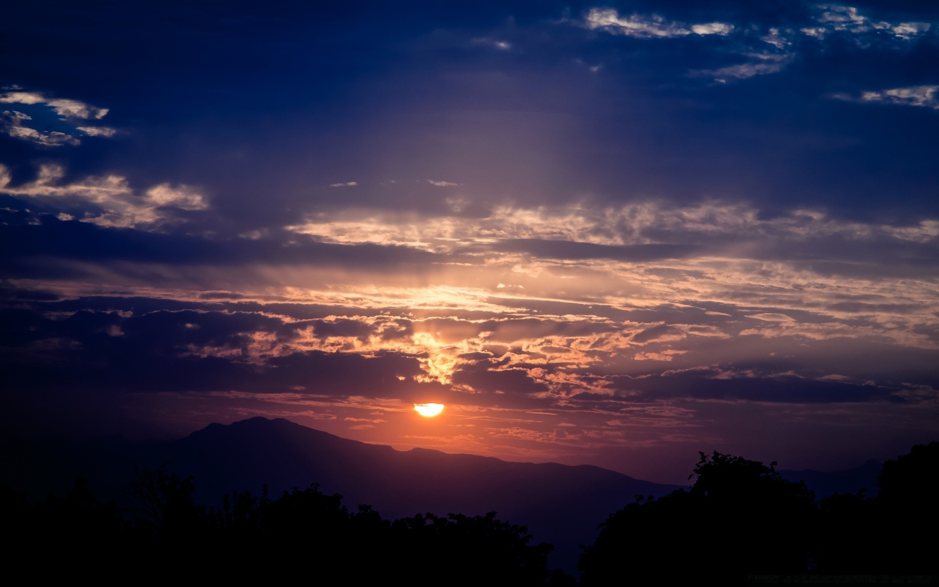 天空 日落 黎明 天空 晚上 太阳 黄昏 景观 自然 户外 月亮 旅行 光 好天气 山 剪影 背光