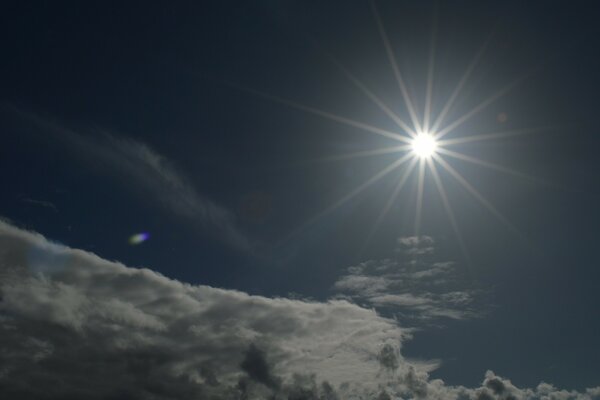 Strahlende Sonne am blauen Himmel