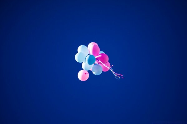 Luftballons in den Himmel starten