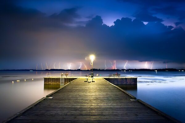 Cielo fulmine mare acqua oceano molo lanterne