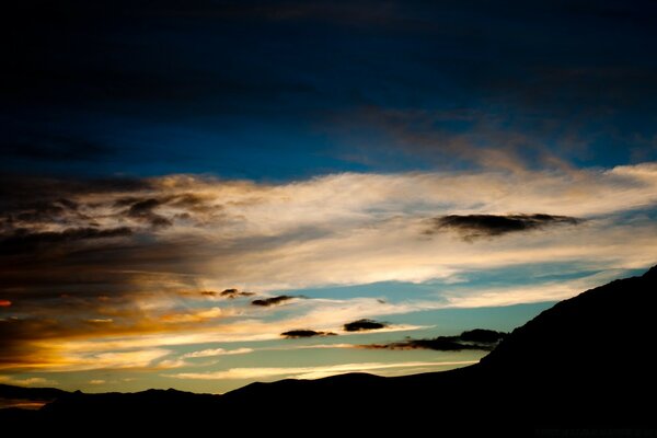 Hermoso cielo nublado al atardecer