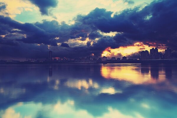 Puesta de sol en el reflejo de la bahía de la ciudad