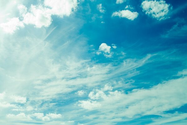 Leicht verschlungener Himmel mit Wolken