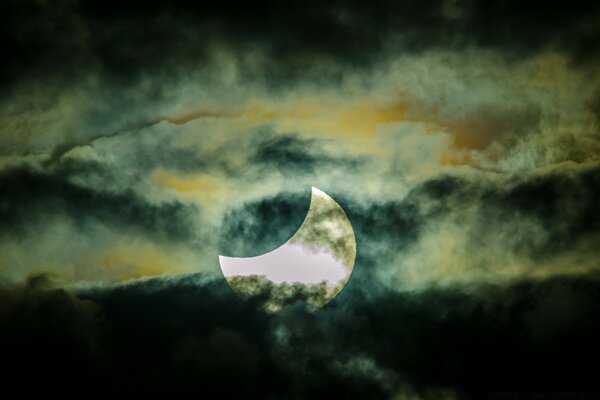 Cielo lunar oscurecido por las nubes