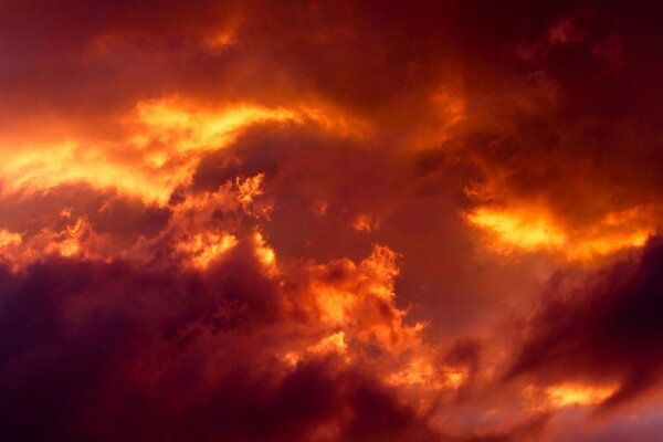 Élément de feu. Feu dans le ciel. Coucher de soleil ardent