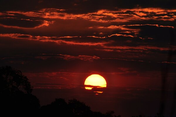 Il sole tramonta, il cielo diventa rosso, tutto cade nel sonno