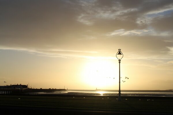 Hermoso amanecer en el muelle de la ciudad