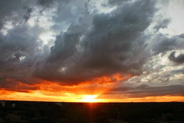 Bagliore rosso del tramonto nel cielo nuvoloso