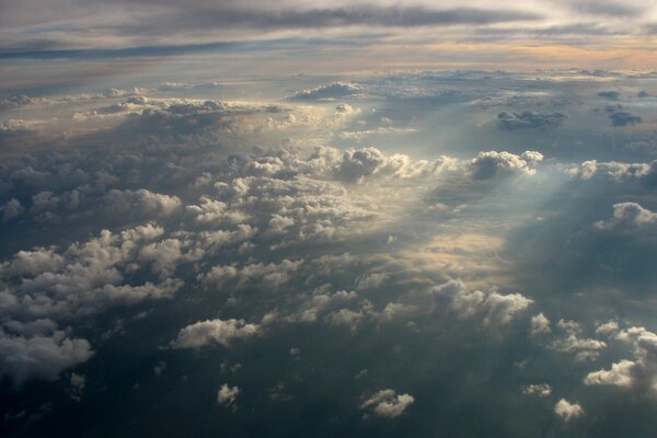 Decke von Wolken über dem Flughafen LGA