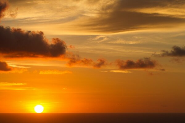 Schöner Himmel bei Sonnenuntergang