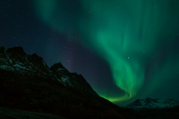 Paesaggio dell aurora boreale nel cielo