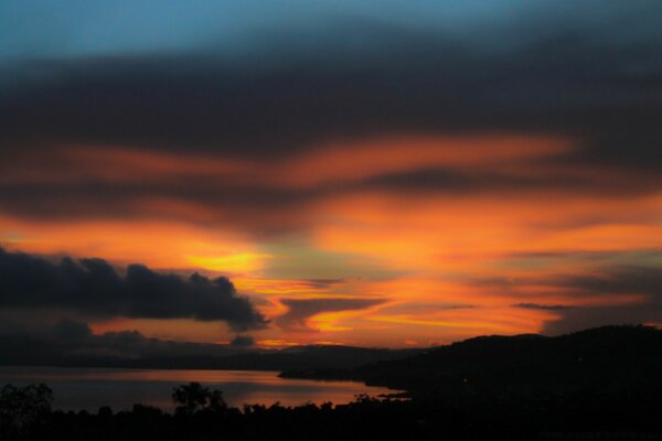 Pôr do sol à noite nas montanhas