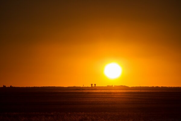 Sol rojo al atardecer junto al mar