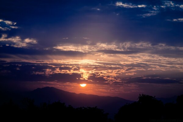 Abend Sonnenuntergang in den schönen Bergen