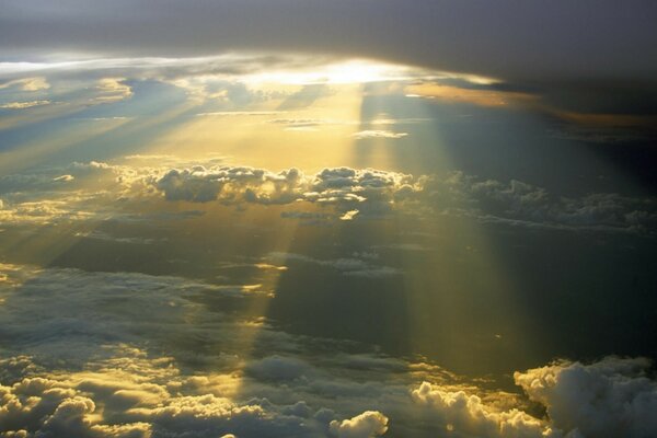 El amanecer solar ilumina las nubes