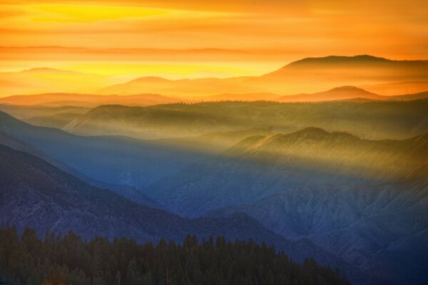 Farbige Berge bei Sonnenuntergang