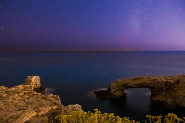 Foto del paisaje de la orilla del mar con rocas extrañas