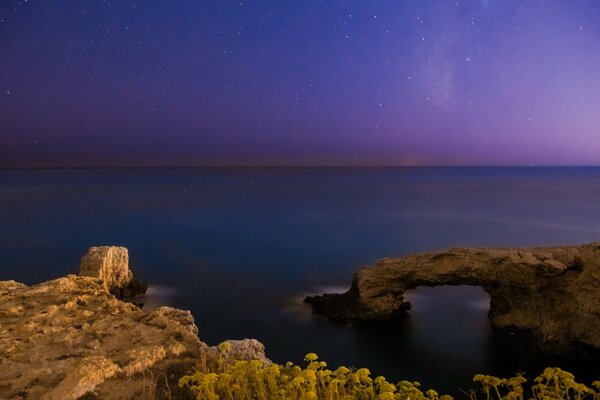 Foto del paesaggio della riva del mare con le rocce pittoresche