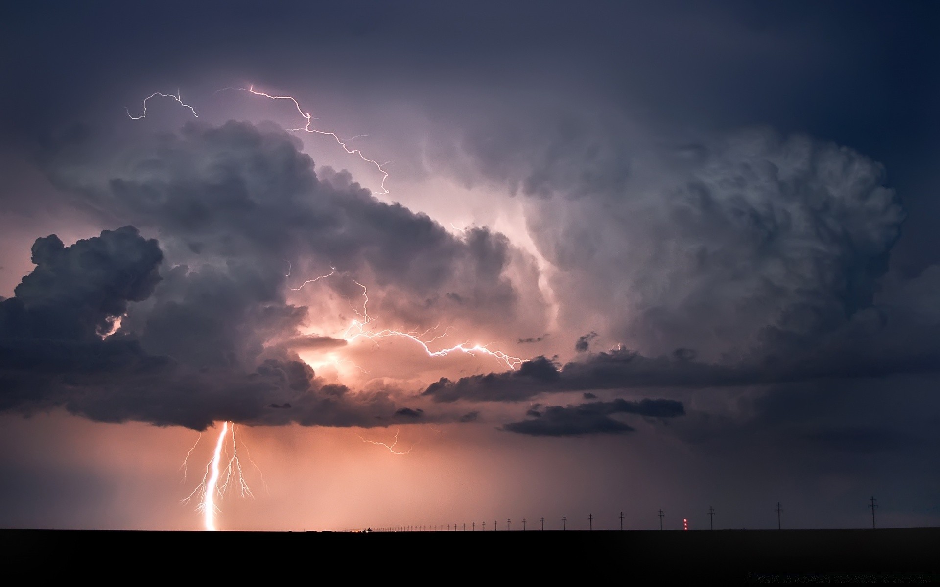 ciel coucher de soleil ciel tempête soleil dramatique aube soir paysage pluie foudre nature lumière météo crépuscule orage nuage silhouette sombre